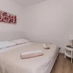 1 Bedroom Amazing In شقة Neviđane