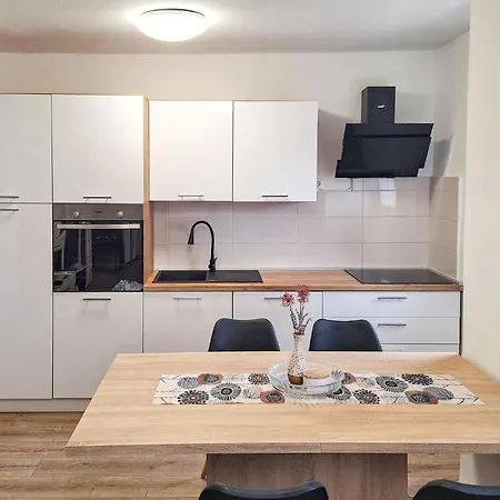 1 Bedroom Stunning In 아파트 Neviđane