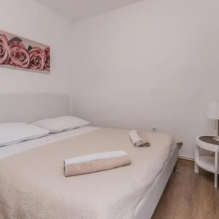 1 Bedroom Stunning In 아파트 Neviđane